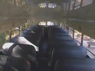 Erotisch rotschopf teenager im faszinierend rock wird schlug im ein bus