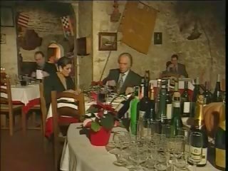 Suave италиански perfected изневяра съпруг на ресторант