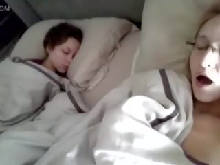 Sjarmerende stor pupper tenåring datter risiko onanere neste til soving sis på kamera - fuckcam69.com