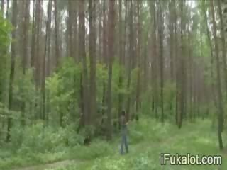 Δημόσιο τσιμπουκώνοντας prick σε ο δάσος