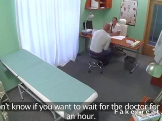 Muchiulos stripling futand asistenta în fals spital