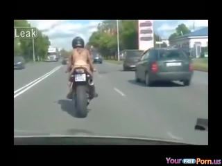 นู้ด บน motorcycle