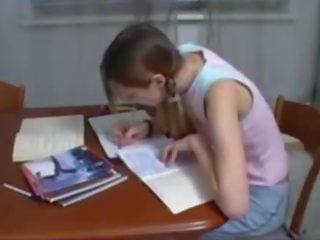 Krok brat helping násťročné sestra s homework