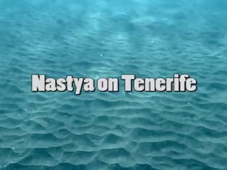 Fermecător nastya inotand nud în the mare