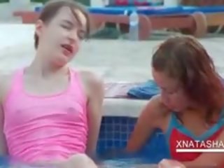 Lihahimuline natasha arg ja ivana cooling nende vitukari sisse a bassein