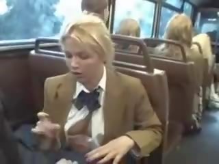 Blondine femme fatale zuigen aziatisch juveniles lid op de bus
