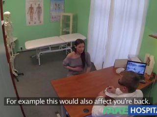 Fakehospital i fshehur cameras kap i durueshëm përdorim masazh tool për një orgazëm