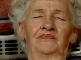 Plaukuotas senelė myli dildo