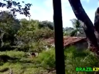 Sărac brazilian washing ei corp în aer liber