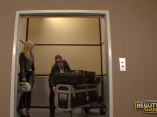 Amatööri hämmästyttävä blondi katu tyttö tekemässä suihinotto ja saa perseestä päällä the hissi