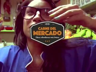 CARNE DEL MERCADO - La culona espanola Laura Toro recibiendo una corrida en la boca