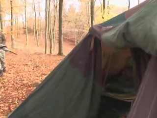 欧元 年轻 女人 得到 双 性交 在 一 tent