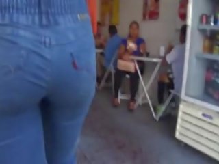 Latina de riquisimo culo en chặt chẽ quần jean