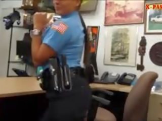 Rendőr tiszt -val hatalmas csöcsök kapott szar -ban a hátsó szoba