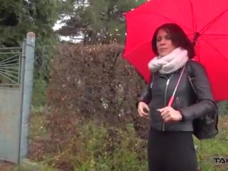 Дъжд помощ убеждавам невинен френски sexbomb хайде към фургон и майната