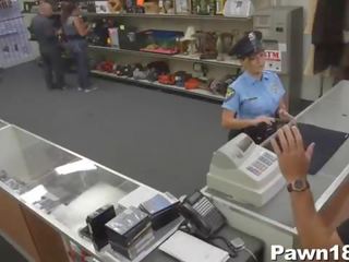 Polis babe menghisap zakar/batang untuk wang dalam yang kedai