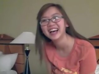 Attractive prsnaté ázijské dievča fngers v okuliare