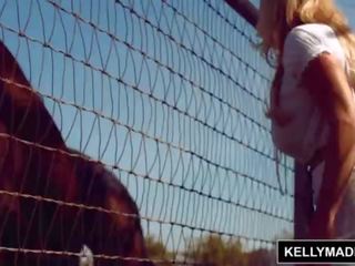 Kelly madison horsin alrededor