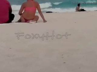 Mostrando el culo en tanga por los angeles playa y calentando a hombres&comma; sólo dos se animaron a tocarme&comma; klip completo en xvideos červený