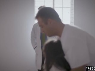 Γιατροί michael και chad κίνηση τους στρόφιγγες closer να nymphomaniac ασθενής emily