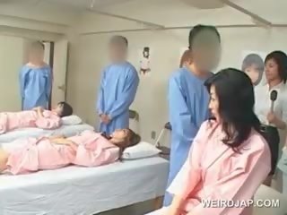 Ázsiai barna fiatal hölgy fúj szőrös putz nál nél a kórház