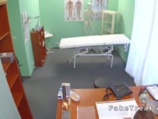 Zdravotní practitioner pov fucks krátký vlasy pacient v falešný nemocnice