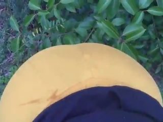 Melnādainas mazulīte sūkā par putz ārpuses no the parks