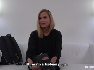 Lesbian dara remaja menikmati bertiga