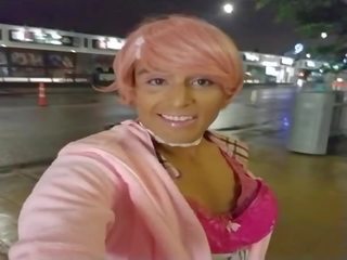 Onani di warna merah muda di jalan