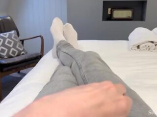 Trinn mamma og sønn del en seng i en hotellet rom
