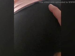 Suami mempersiapkan sebuah menunjukkan privat sementara seks dengan memasukkan jari dia istri di itu alat kemaluan wanita dan bokong dengan dia smathphone