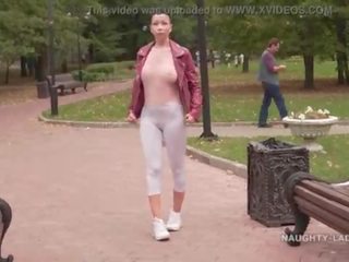 Dünn weiß eng leggings und schier blouse… tat sie überprüfen aus meine kamelzeh ;?