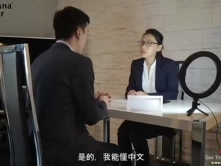 Viehättävä ruskeaverikkö vietellä naida hänen aasialaiset interviewer - bananafever