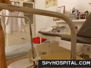 Glorious nogi wysoki obcasy nastolatka went do ginekolog ukryty kamera wideo