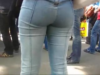 Zadok v tesné pocketless džínsy