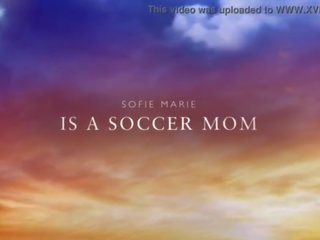 Voetbal moeders liefde roze neuken met blauw dildo