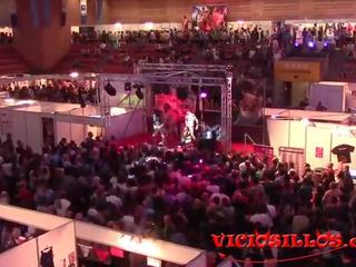 Valentina bianco y julia roca con las camisetas de viciosillos.com en el seb 2015
