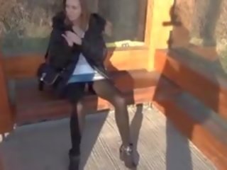 Utrolig kvinne anal voksen film ved buss stasjon