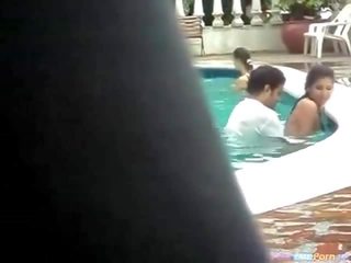 คู่ fucks ใน a สาธารณะ สระว่ายน้ำ วิด