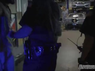 Mechanic متجر مالك يحصل على له أداة polished بواسطة oversexed أنثى cops
