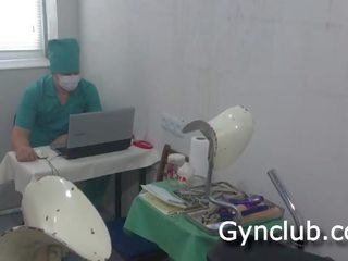 Examination na the ginekolgiczne krzesło z za dildo i za wibrator (04)