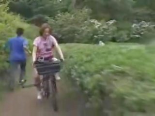 Japanska damsel masturbated medan ridning en specially modified xxx klämma bike!