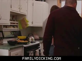 Trinn pappa og hans to sønner på thanksgiving